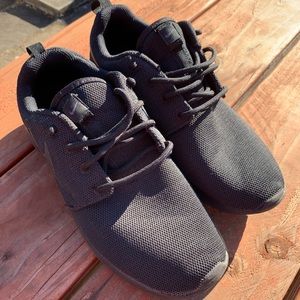 Nike Women’s Roshe 1 black sneakers size 8.5